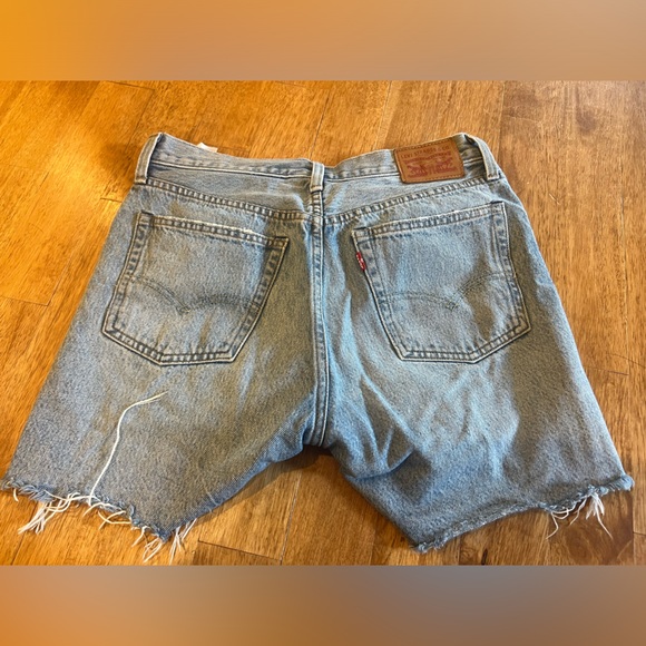 Levi’s frayed denim short with 5 in inseam - Picture 3 of 4